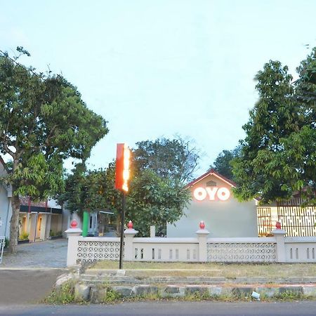 Oyo 743 Garden Guesthouse Maguwo Luaran gambar
