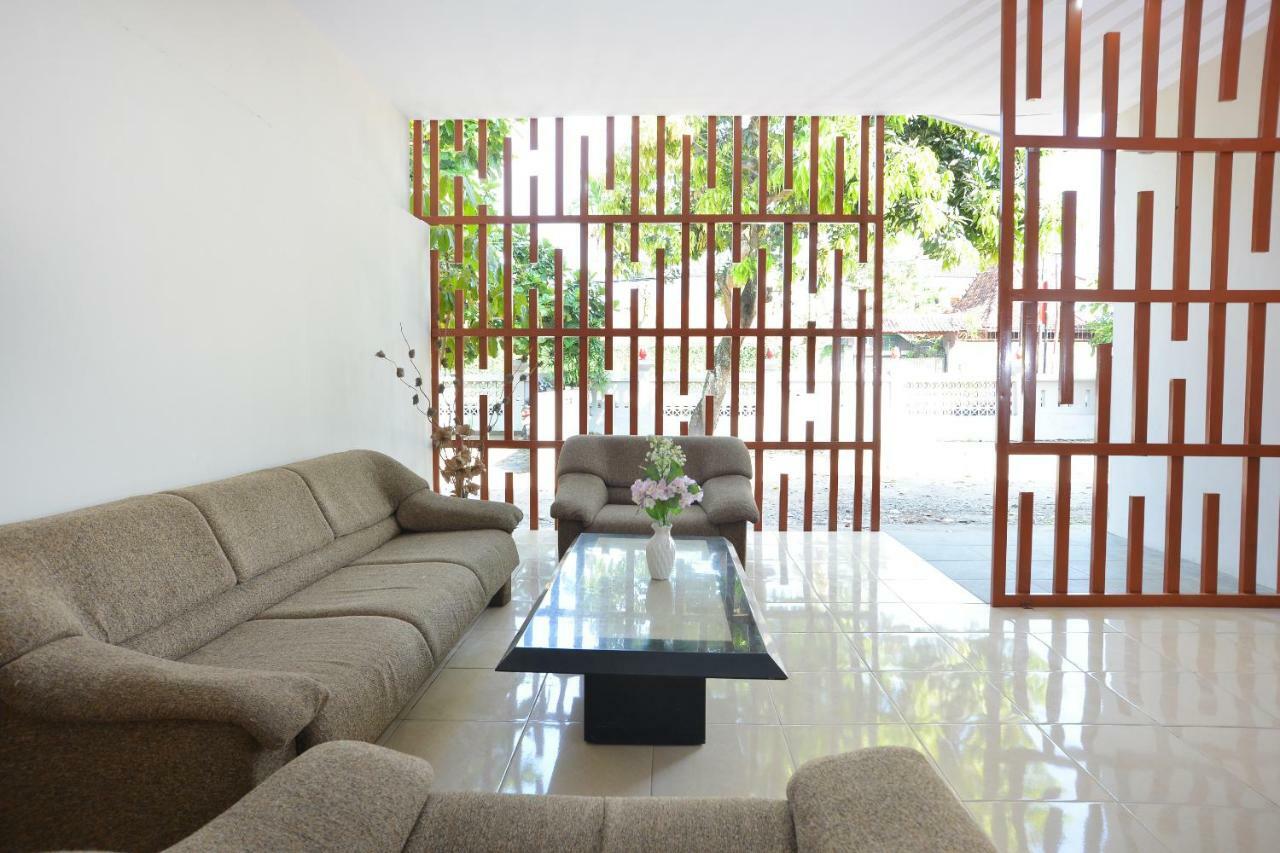 Oyo 743 Garden Guesthouse Maguwo Luaran gambar